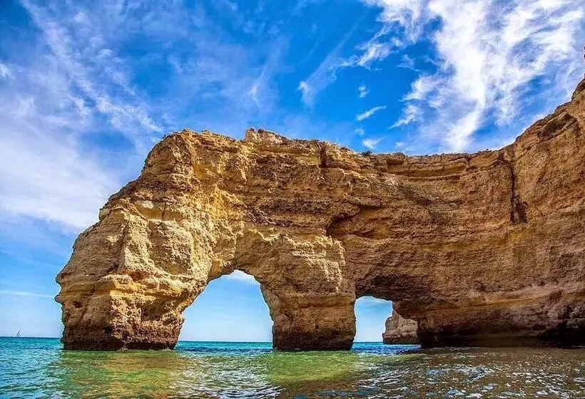 La Nana Del Mar / The Lullaby Of The Sea On Old Harbour