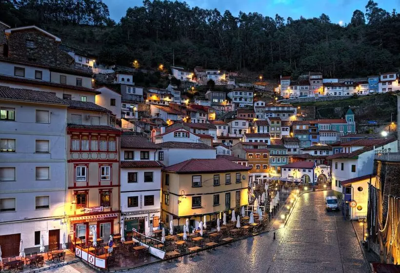 La Nana Del Mar / The Lullaby Of The Sea On Old Harbour