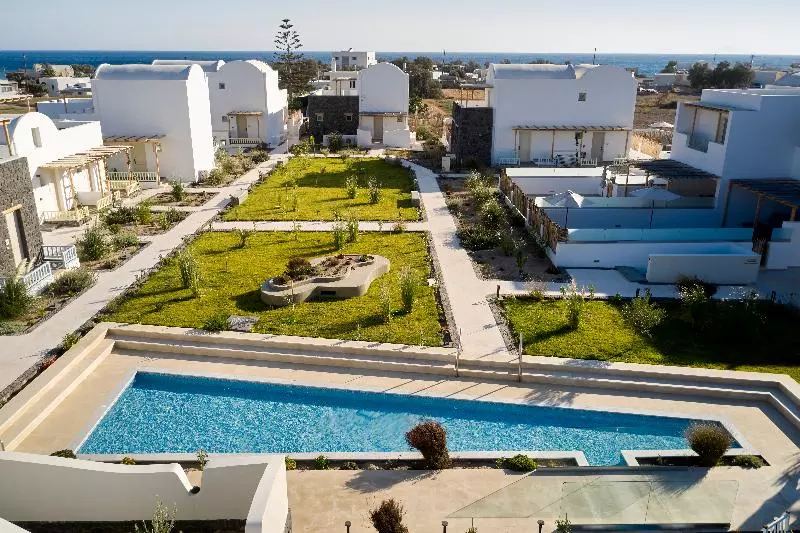 Hotelli Sea Breeze Santorini Beach Resort, Curio Collection Hilton