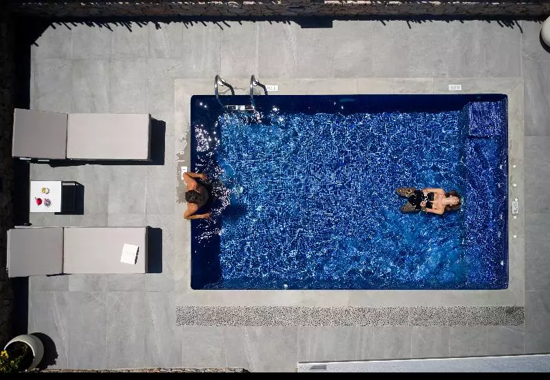 Hotelli Sea Breeze Santorini Beach Resort, Curio Collection Hilton