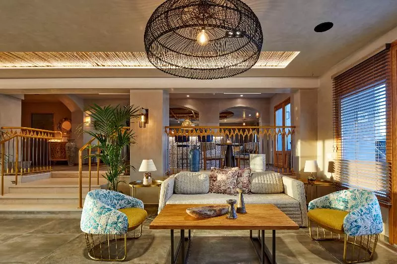 Hotelli Sea Breeze Santorini Beach Resort, Curio Collection Hilton