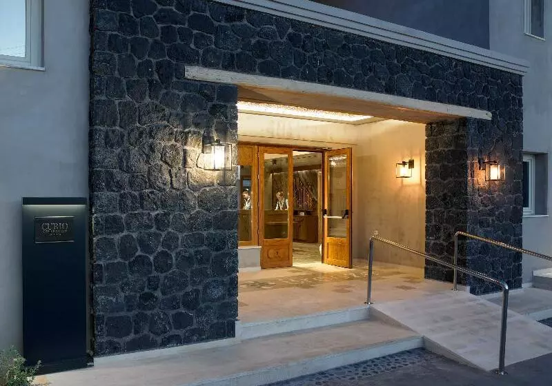 Hotelli Sea Breeze Santorini Beach Resort, Curio Collection Hilton