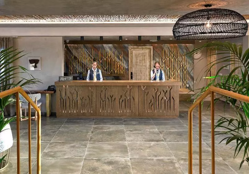 Hotelli Sea Breeze Santorini Beach Resort, Curio Collection Hilton