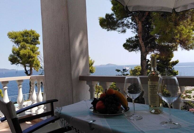 پانسیون Maria Studios