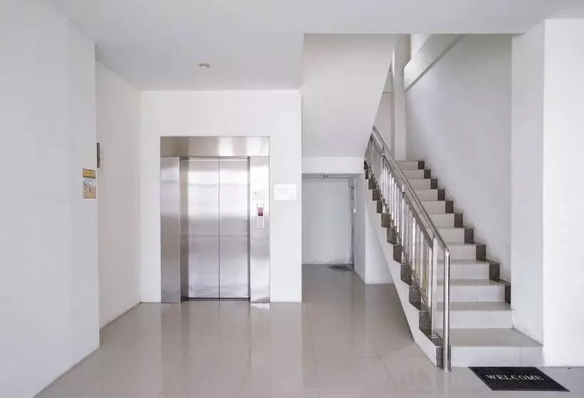 ホテル Oyo 2695 D Es Guest House