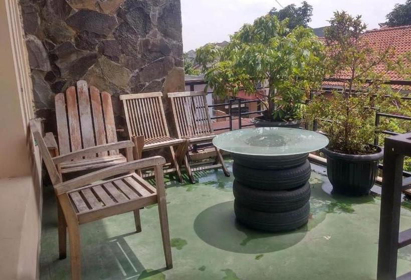 Hotel Oyo 2812 Hommy Boarding House