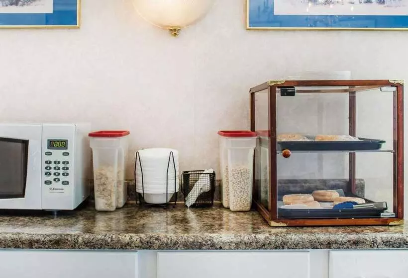 בית מלון כפרי Rodeway Inn