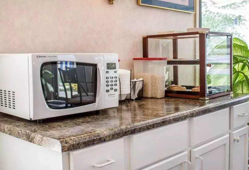 בית מלון כפרי Rodeway Inn