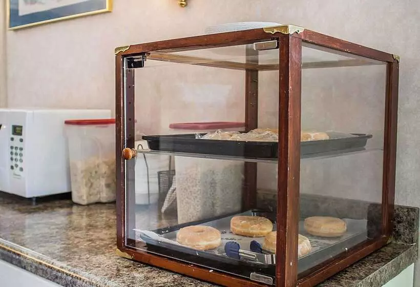 בית מלון כפרי Rodeway Inn