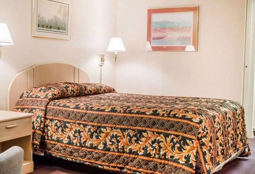 בית מלון כפרי Rodeway Inn