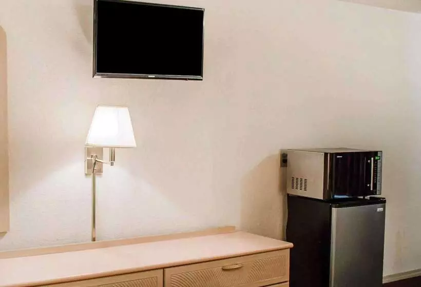 בית מלון כפרי Rodeway Inn