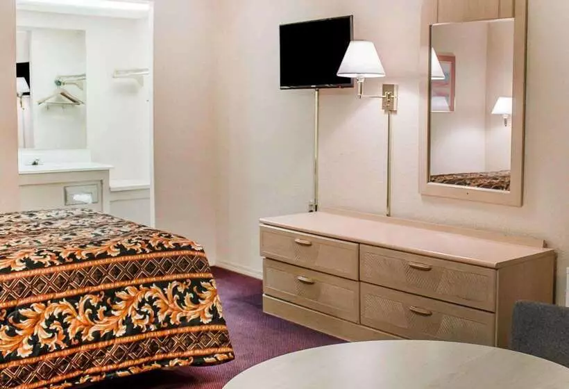 בית מלון כפרי Rodeway Inn