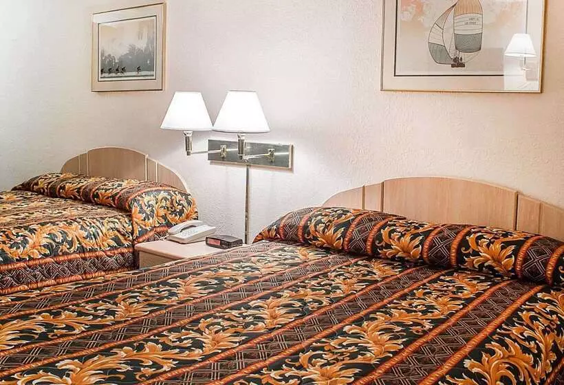 בית מלון כפרי Rodeway Inn