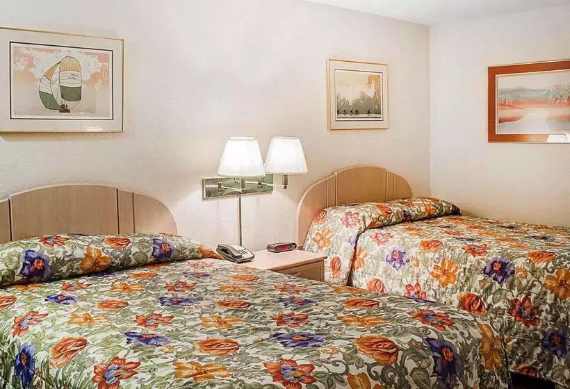 בית מלון כפרי Rodeway Inn