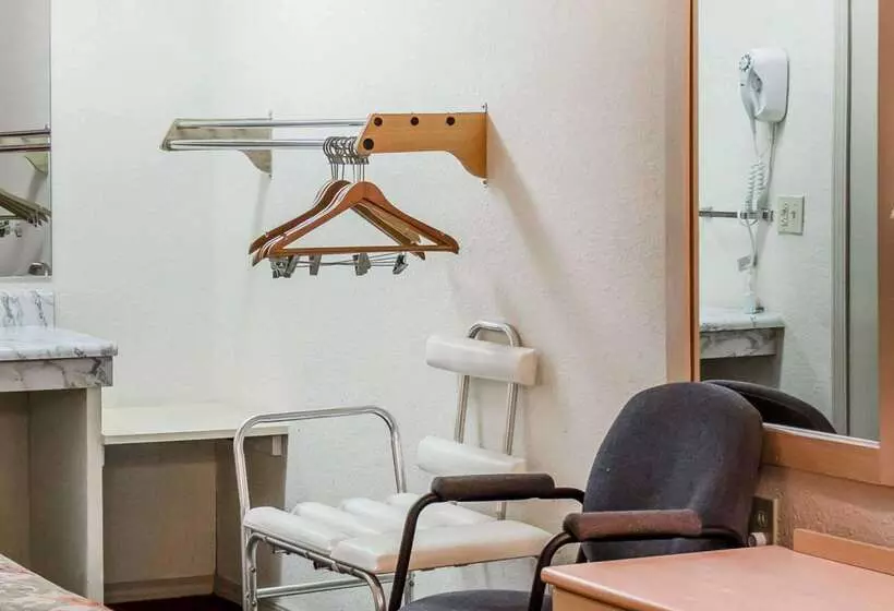 בית מלון כפרי Rodeway Inn