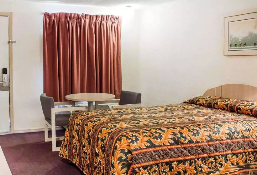 בית מלון כפרי Rodeway Inn