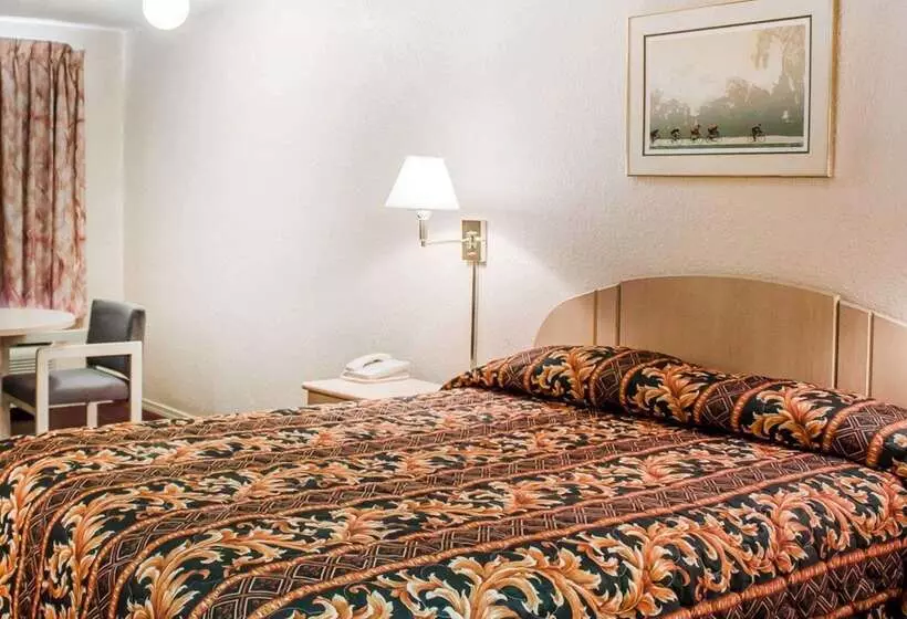 בית מלון כפרי Rodeway Inn