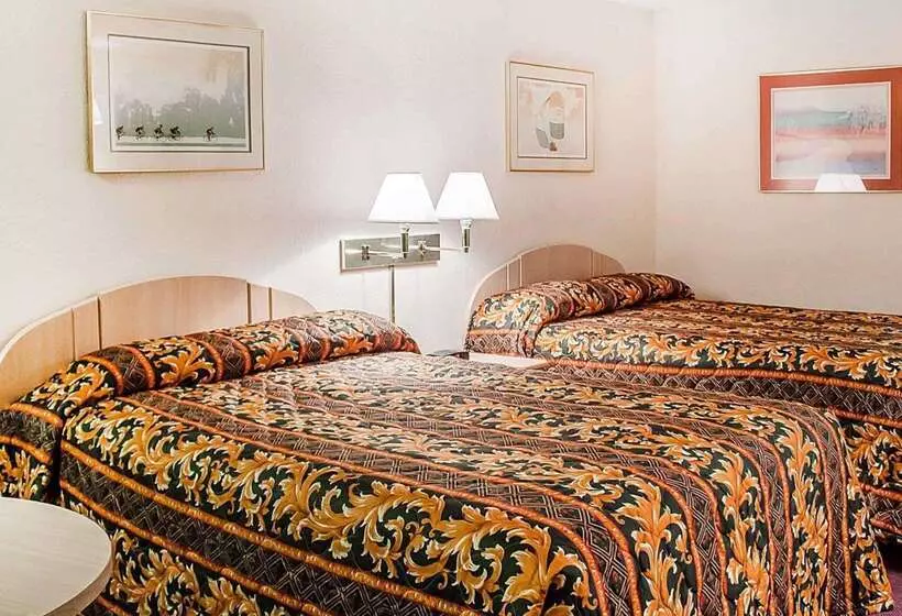 בית מלון כפרי Rodeway Inn