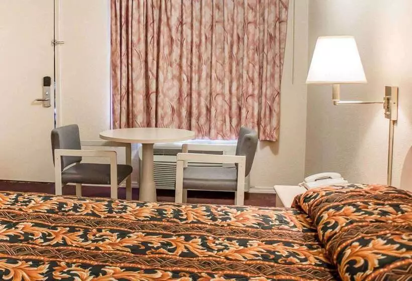 בית מלון כפרי Rodeway Inn