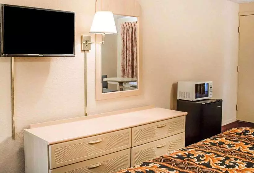 בית מלון כפרי Rodeway Inn