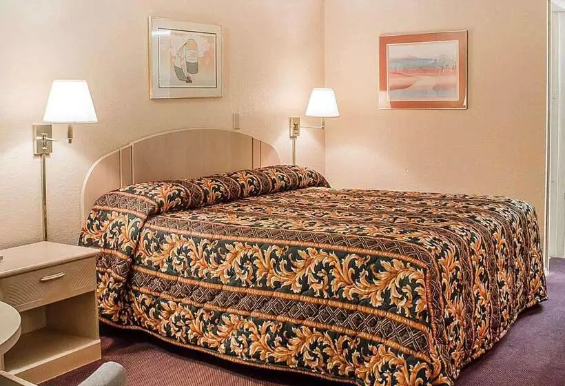 בית מלון כפרי Rodeway Inn