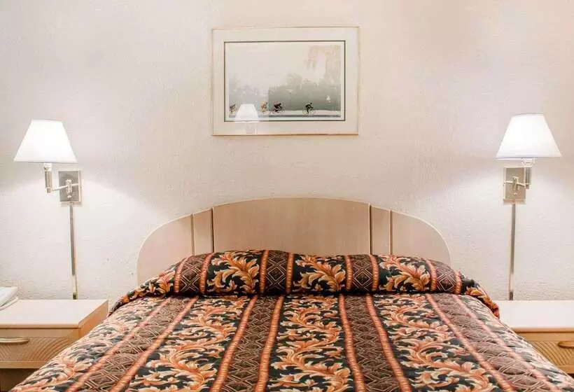 בית מלון כפרי Rodeway Inn