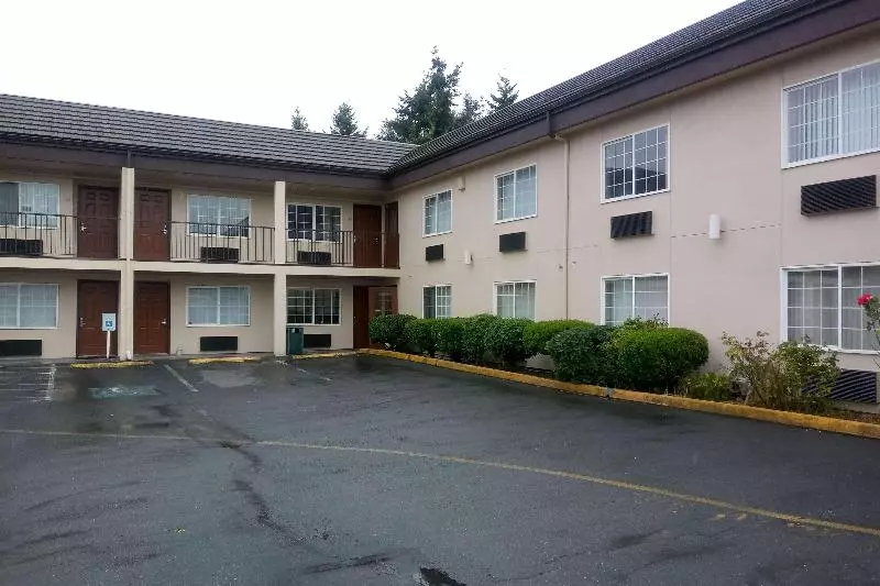 فندق Super 8 By Wyndham Lynnwood