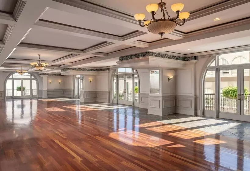 هتل The Ritzcarlton, New Orleans