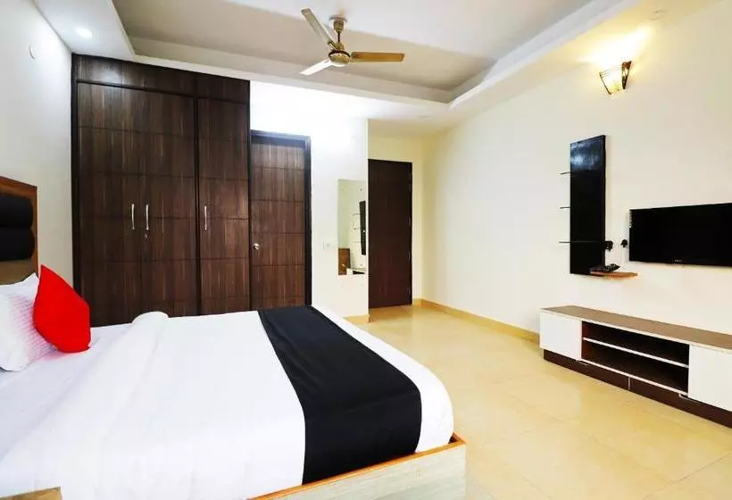 Hotelli Capital O 65693 The Sterling Villa
