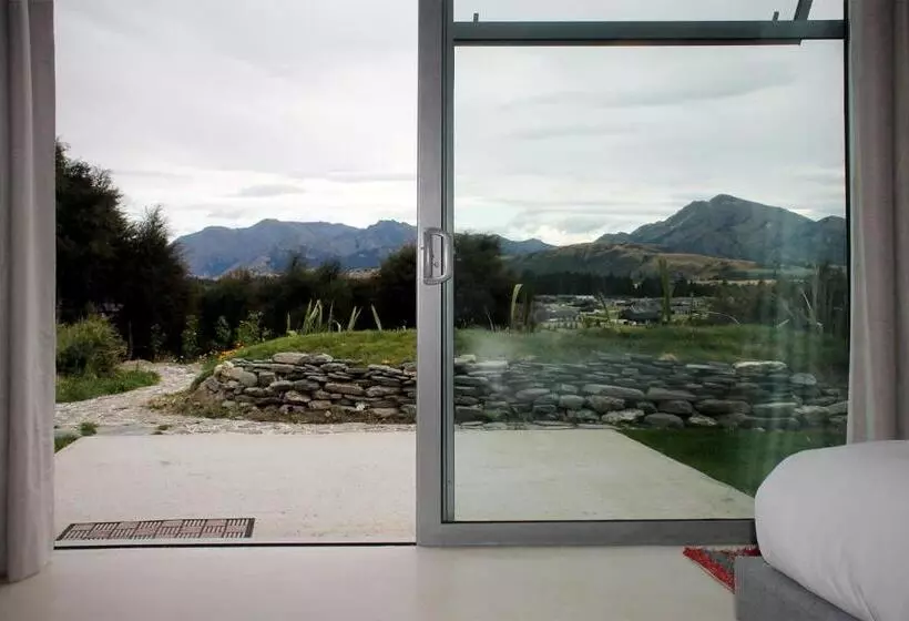 پانسیون The Hidden Spring