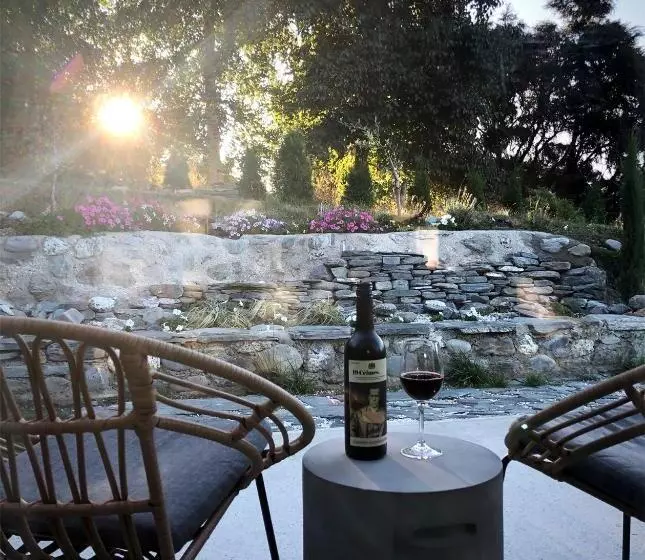 پانسیون The Hidden Spring