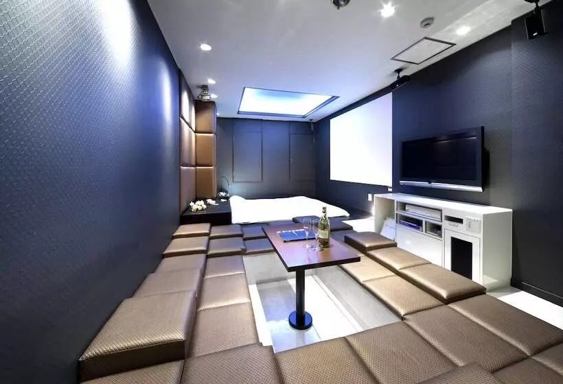 Hotelli K S Dandy  A Trip To The Town Of Provence   Adults Only