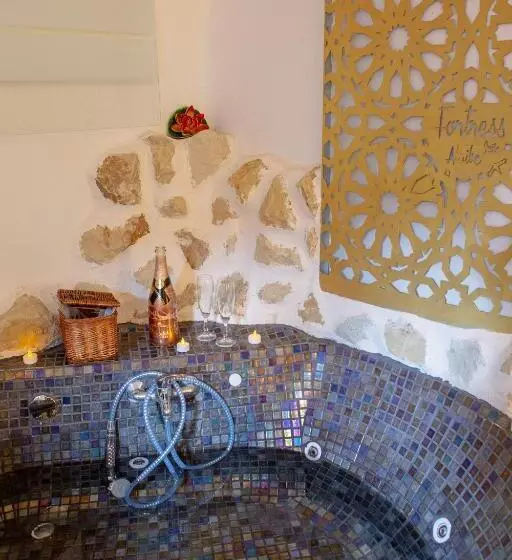 Aamiaismajoitus (B&B) Fortress Jacuzzi Suites