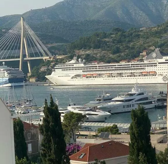 King S Landing Esma  House