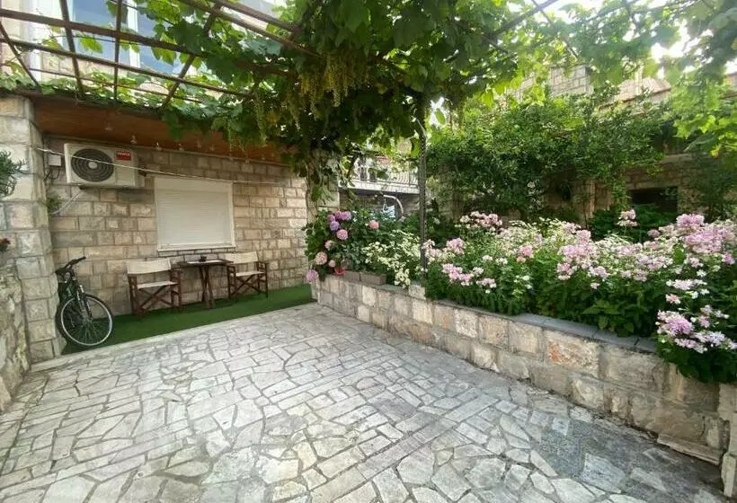 King S Landing Esma  House