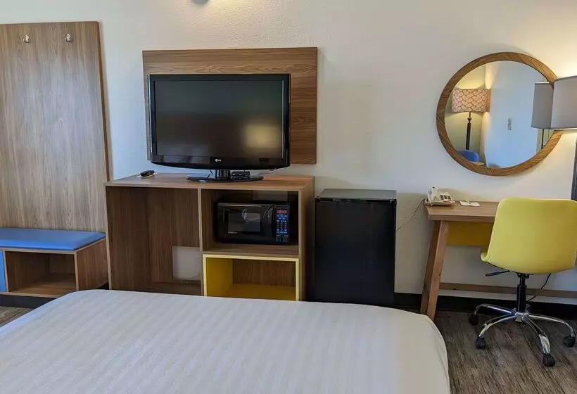 בית מלון כפרי Days Inn By Wyndham Lake Havasu