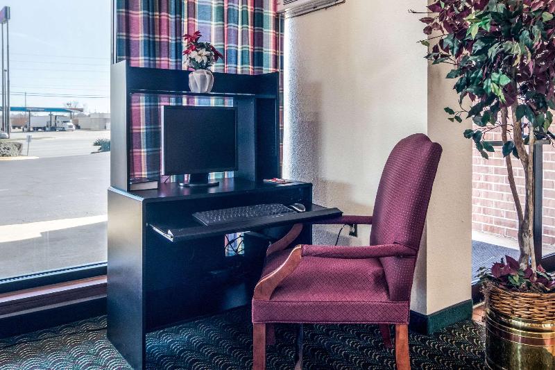 בית מלון כפרי Econo Lodge Inn & Suites Conference Center Dublin