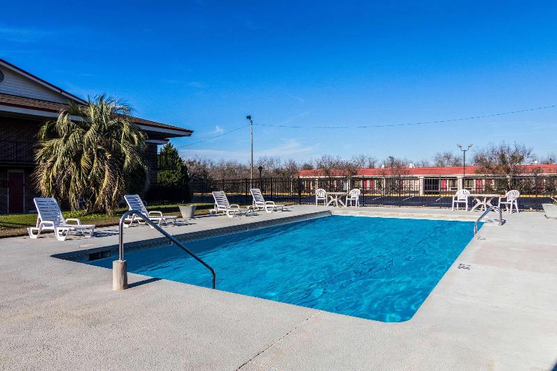 בית מלון כפרי Econo Lodge Inn & Suites Conference Center Dublin