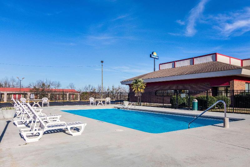 בית מלון כפרי Econo Lodge Inn & Suites Conference Center Dublin