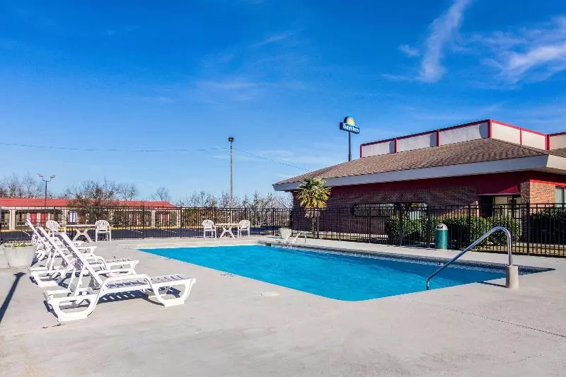 فندق Econo Lodge Inn & Suites Conference Center Dublin