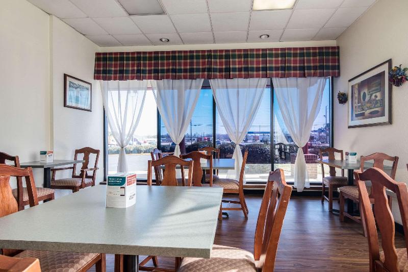 בית מלון כפרי Econo Lodge Inn & Suites Conference Center Dublin