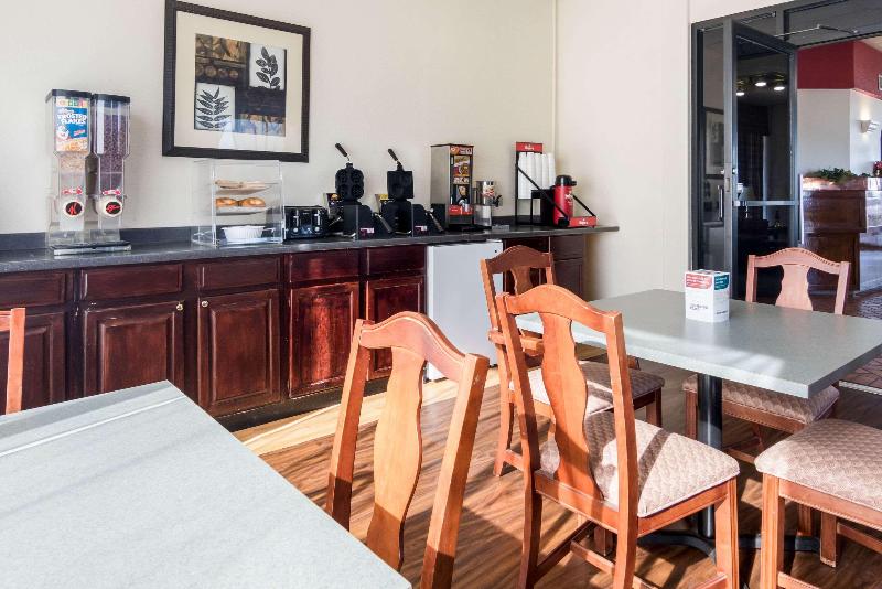 בית מלון כפרי Econo Lodge Inn & Suites Conference Center Dublin