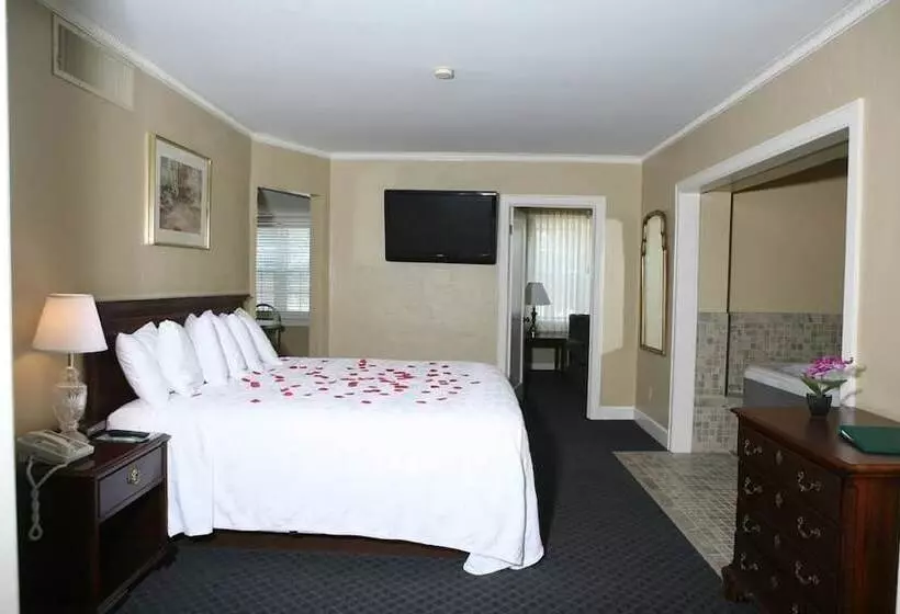 Отель Senate Luxury Suites