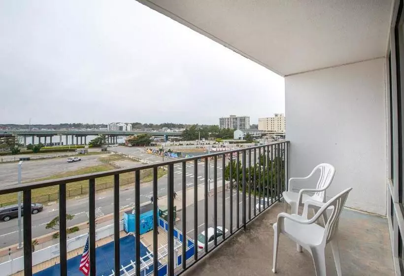 هتل The Schooner Inn