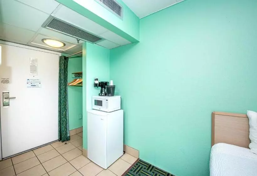 هتل The Schooner Inn