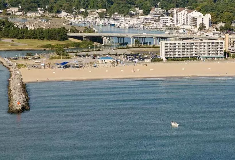 هتل The Schooner Inn