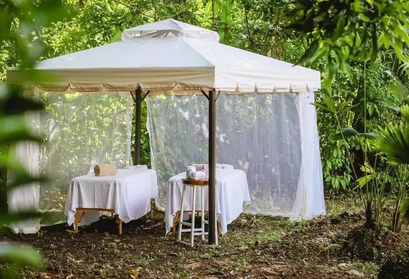 Hotelli Igloo Beach Lodge