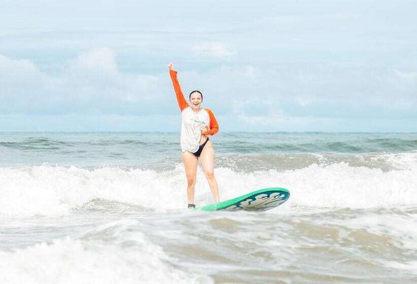 هتل Igloo Beach Lodge