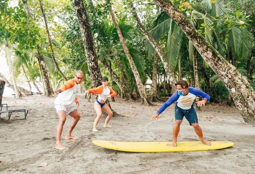 هتل Igloo Beach Lodge