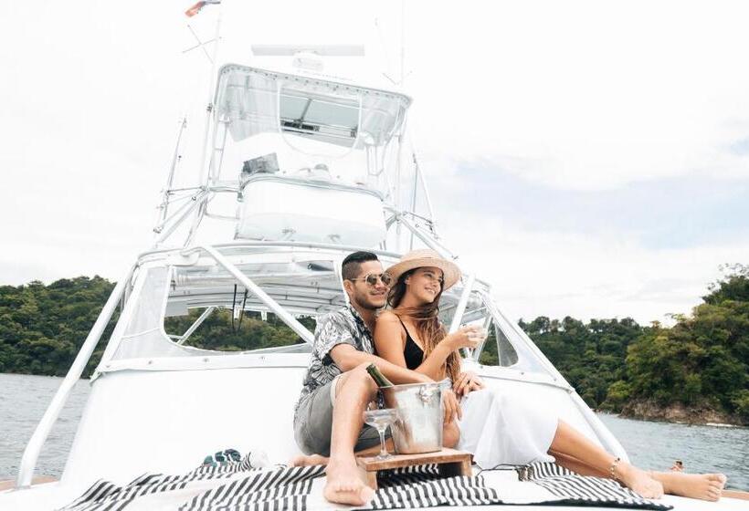 هتل Igloo Beach Lodge